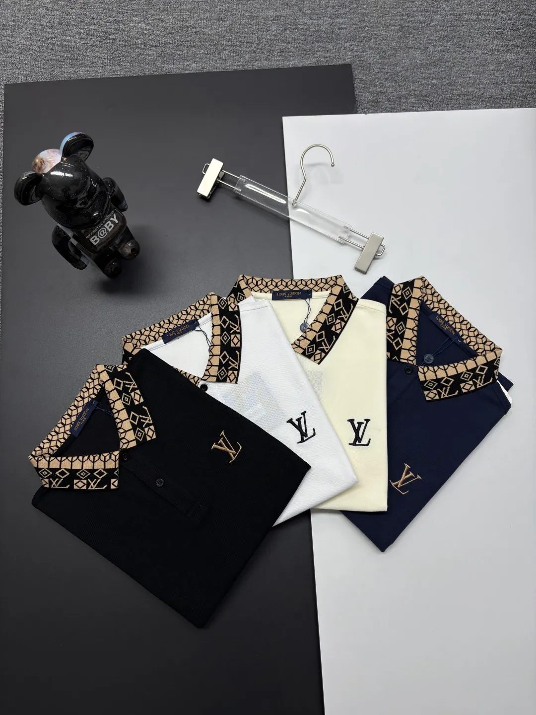 🅿️210 LV Louis Vuitton's new embroidered Polo shirt. Original fabric. Official same style. Made of 210 grams of pure cotton pique fabric, customized in the same vat dyeing fabric. It feels very comfortable and smooth. The version is quite wide and stylish. Produced by a first-line brand factory. Imported Behringer embroidery machine. The embroidery is full and textured. The collar rib is woven with imported yarn. It will not deform after long-term wear. The latest style for spring and summer. Fashionable and individual. A super versatile and good-looking piece that is very suitable for both men and women. A must-have item for everyone. Color: black, white, apricot, sapphire blue. Size: M-XXXL
